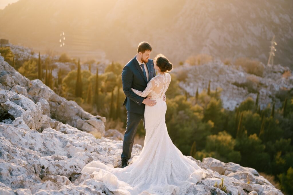 Accessories Tailor and groom hugging on the rocky mountain